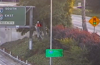 Illustration for article titled How One Fed-Up Dude Fixed an Awful Highway Sign Himself